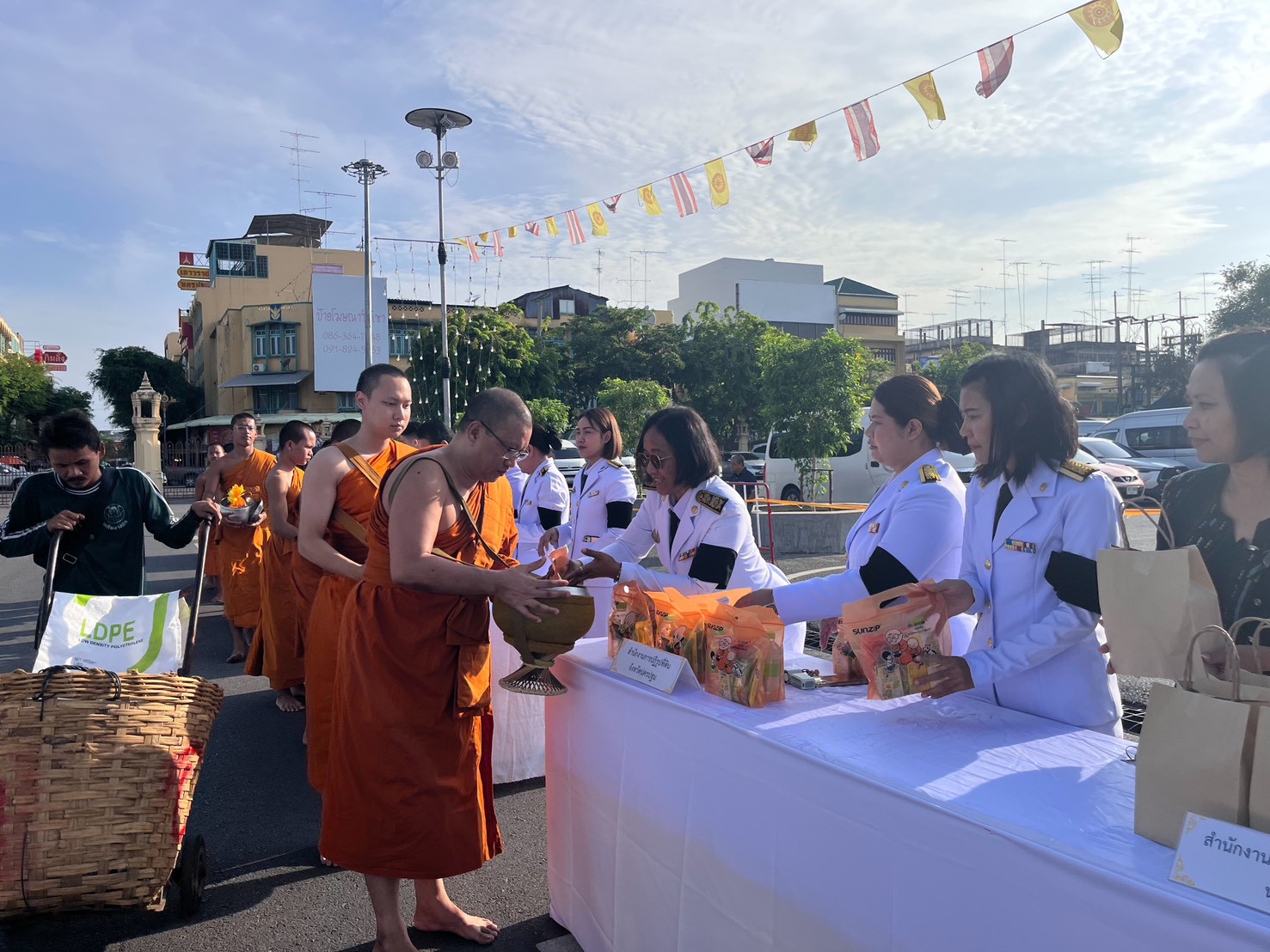 title - ส.ป.ก. นครปฐม เข้าร่วมพิธีสวดพระพุทธมนต์  และพิธีทำบุญตักบาตรถวายพระราชกุศล เนื่องในโอกาสการประกาศยกย่องพระเกียรติคุณ พระราชกรณียกิจ ในวาระครบ 100 ปี สมเด็จพระนางเจ้ารำไพพรรณี พระบรมราชินี ในรัชกาลที่ 7 